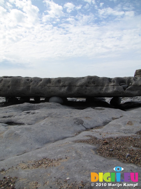 SX14007 Rock slab elevated on big pebbles